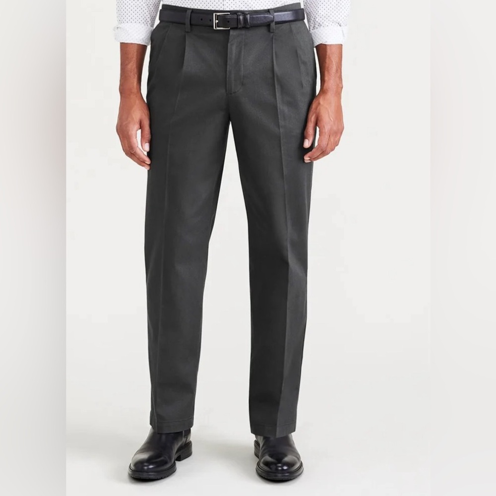 Dockers Signature Iron Free Khakis, Pleated, Classic Fit new con size 36 x 34
